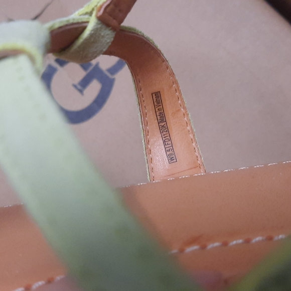 UGG Madeena Flat - Picture 4 of 13